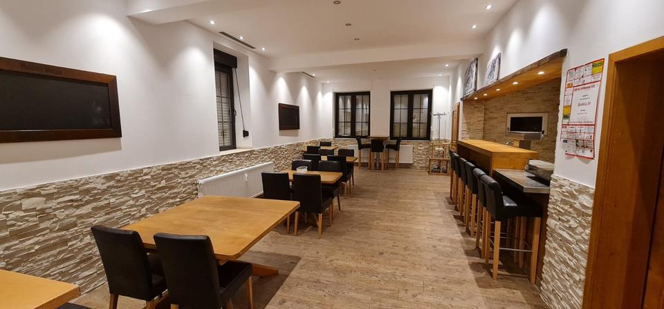 Großer Veranstaltungsraum mit Bar