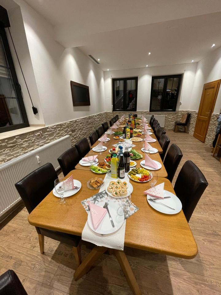 Innenraum der K3 Eventlocation mit Bar und warmer Beleuchtung